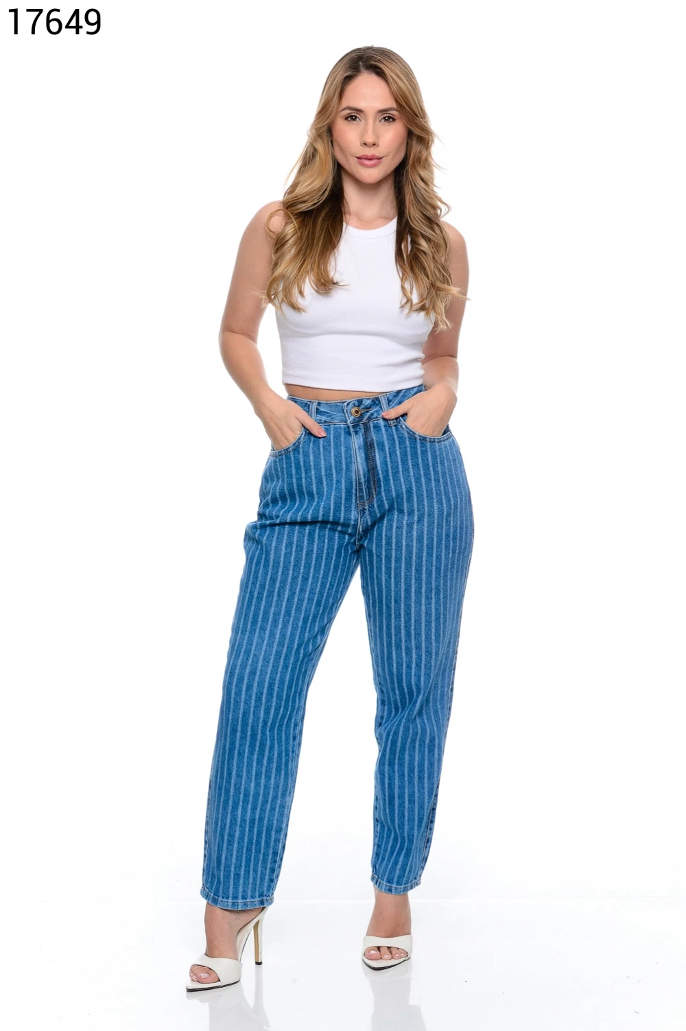 Modelo usando calça jeans Cambos de modelagem ampla